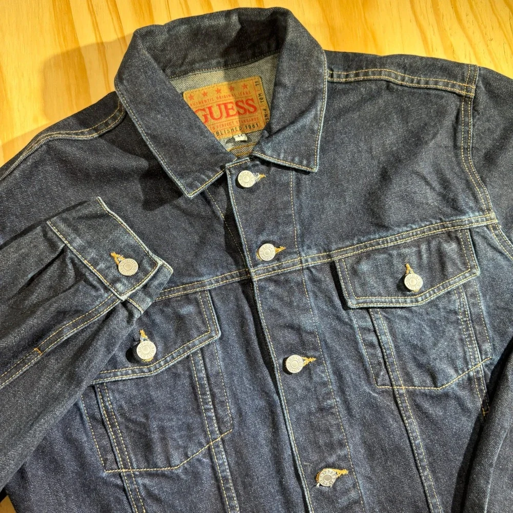 GUESS Men's Vintage Denim Trucker Jacket Dark Wash Classic Blue Jeans Size M